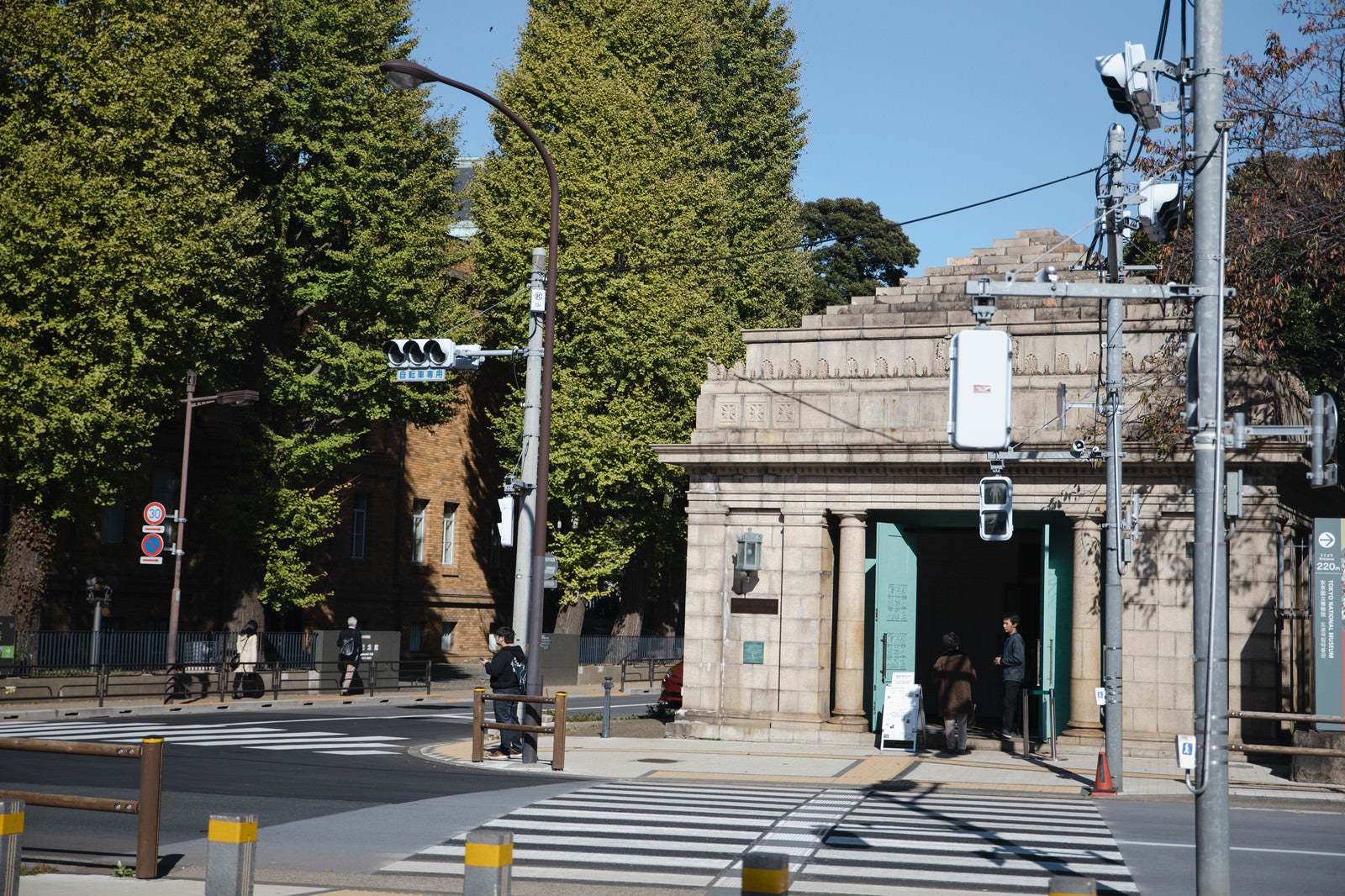 「扉が空いた旧博物館動物園駅」の写真