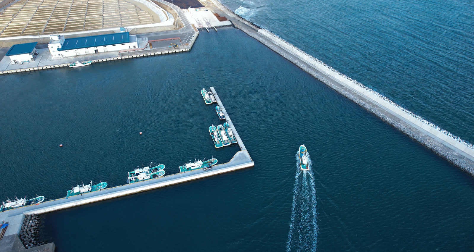 「上空から撮影した請戸漁港と漁船」の写真