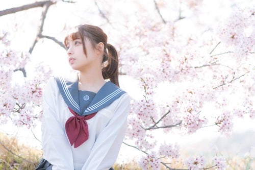桜満開と女子校生の写真