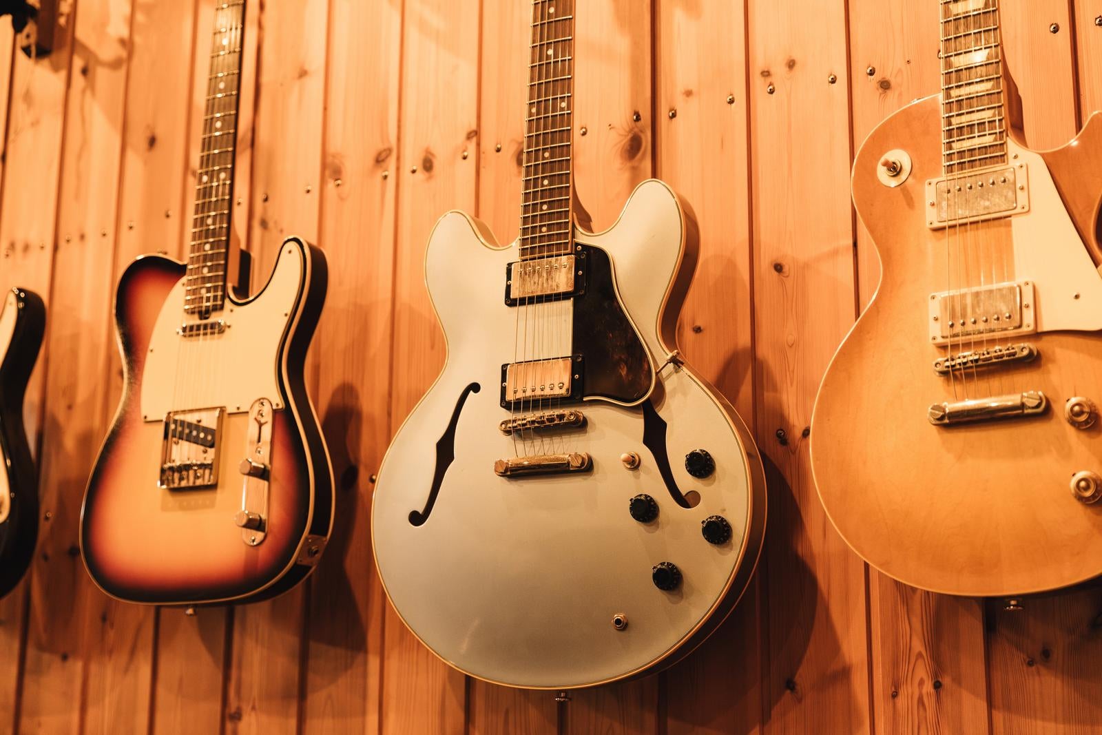 「音楽スタジオのギター」の写真