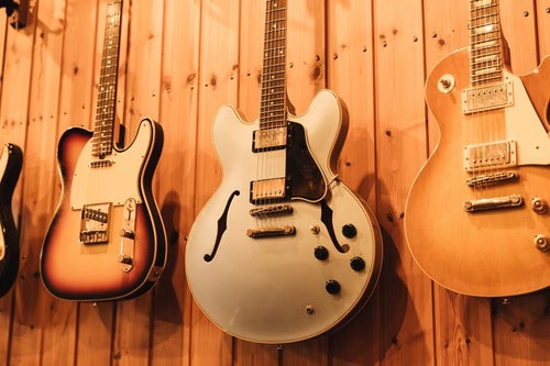 音楽スタジオのギターの写真