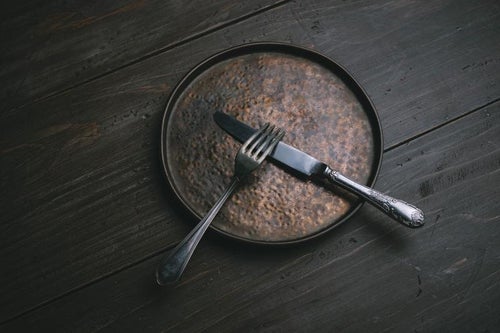 食事中に小休止を知らせるナイフとフォークの置き方（イギリス）の写真