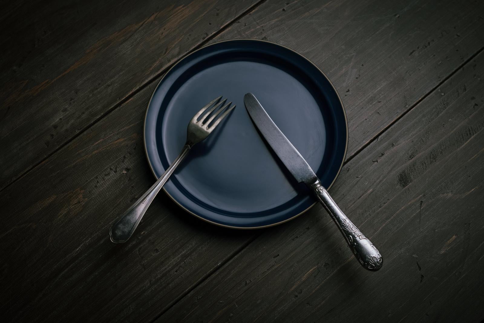 「食事中に小休止を知らせるナイフとフォークの置き方（フランス）」の写真