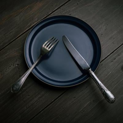 食事中に小休止を知らせるナイフとフォークの置き方（フランス）の写真