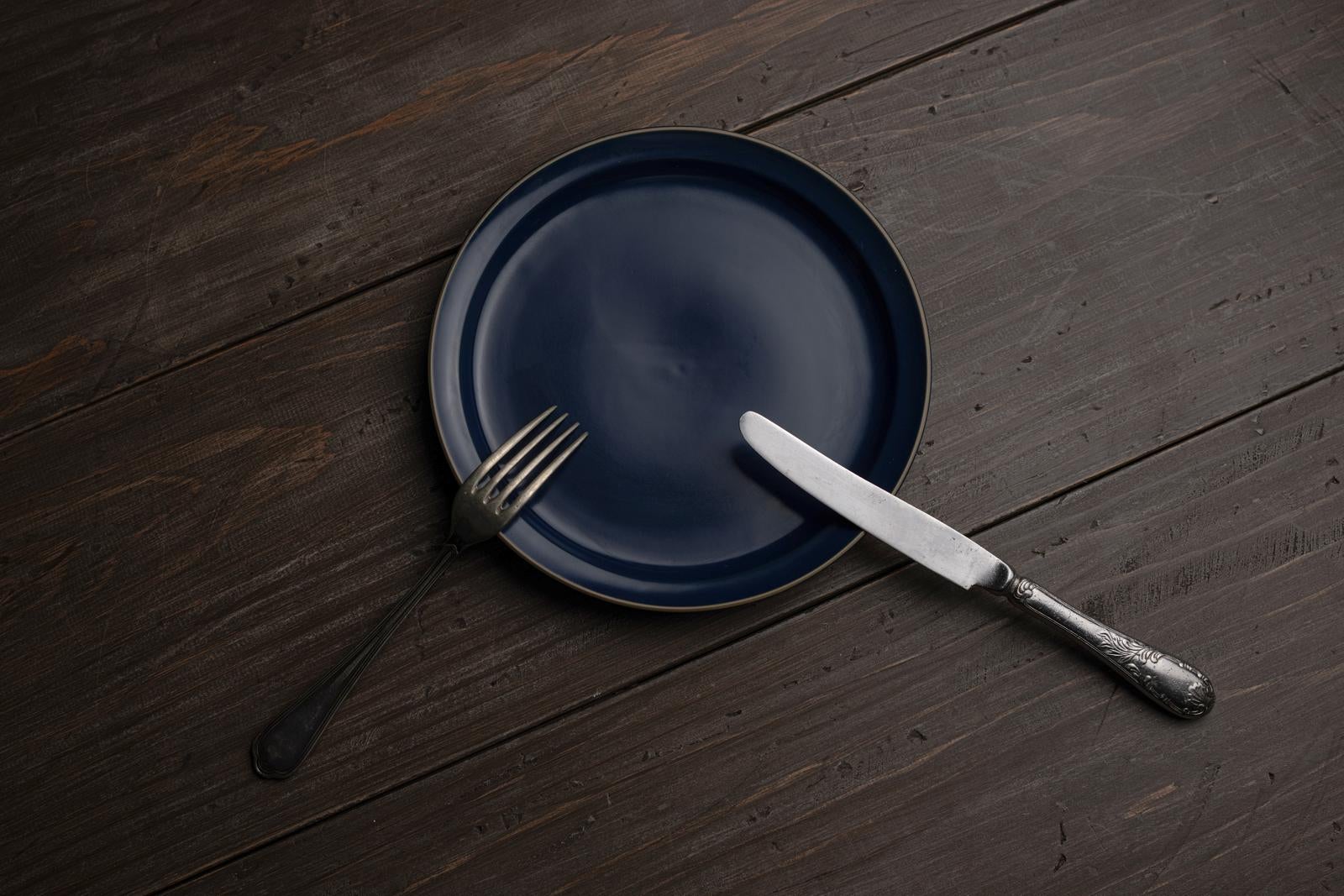 「食事中に小休止を知らせるナイフとフォークの置き方（アメリカ）」の写真