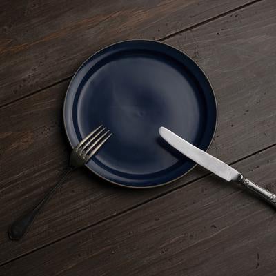 食事中に小休止を知らせるナイフとフォークの置き方（アメリカ）の写真