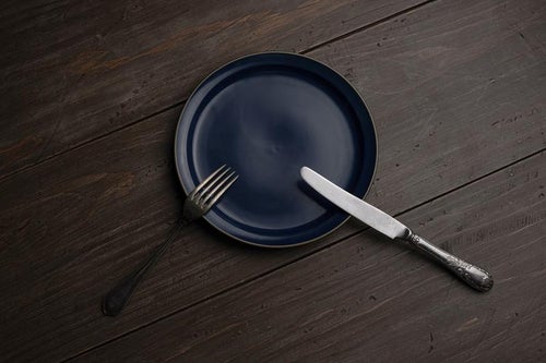 食事中に小休止を知らせるナイフとフォークの置き方（アメリカ）の写真