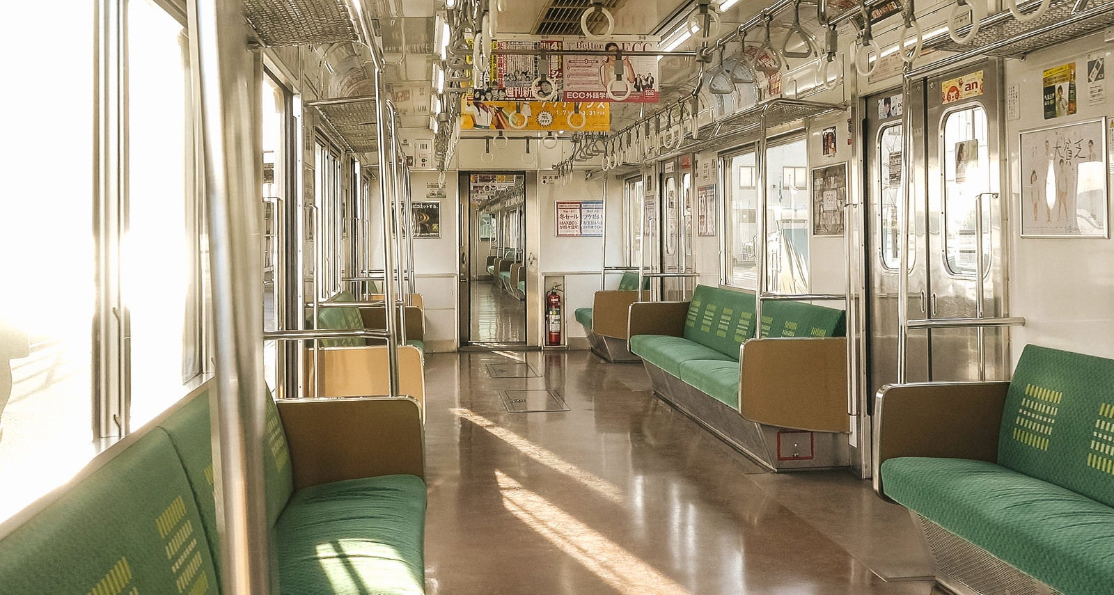 「終着駅で停車中のJR鶴見線の車内」の写真