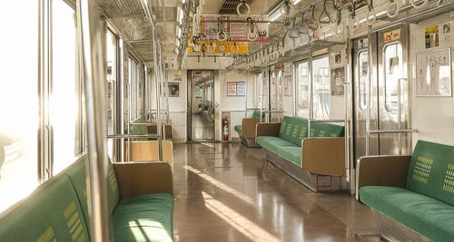 終着駅で停車中のJR鶴見線の車内の写真