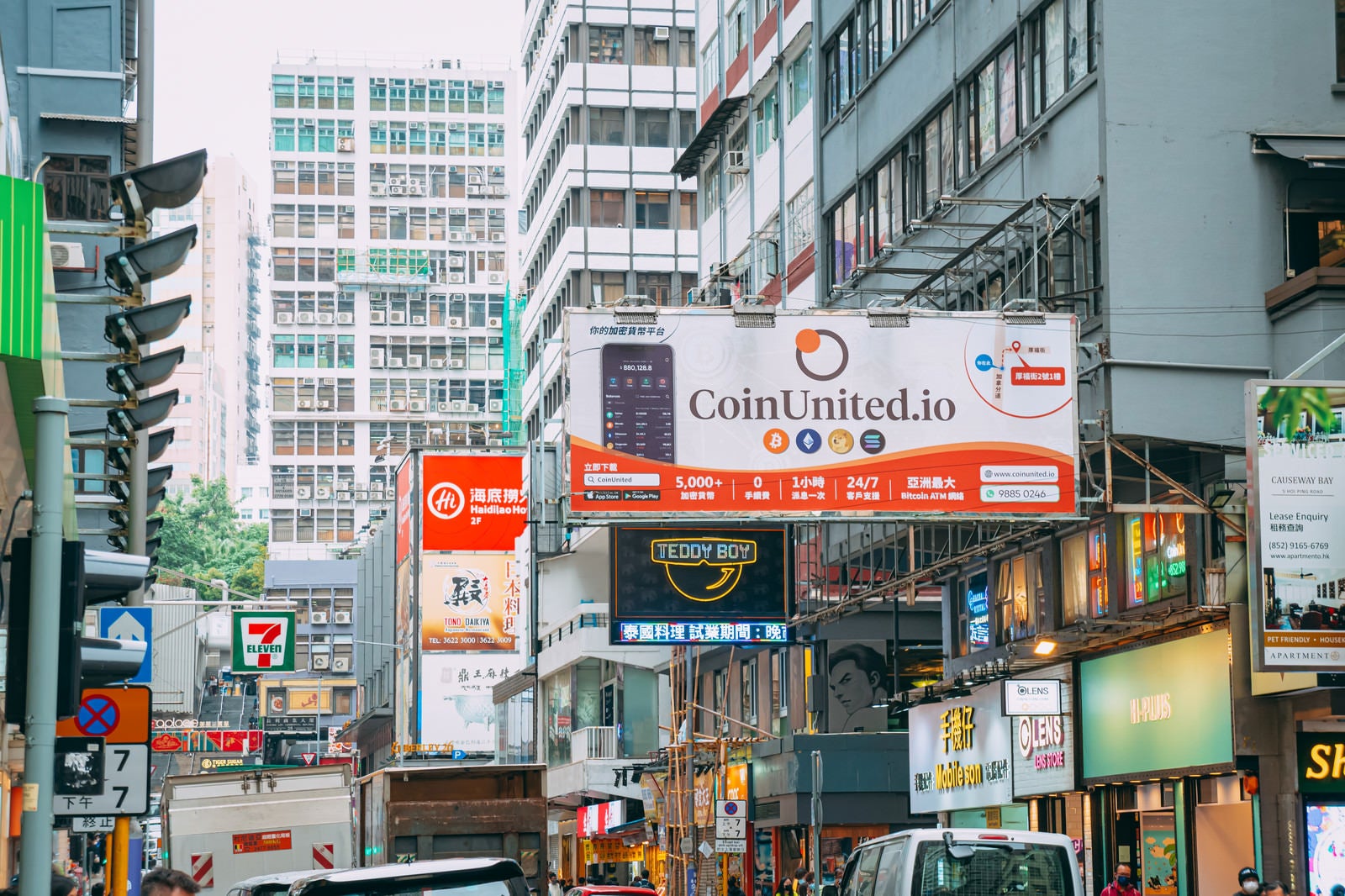 「仮想通貨の看板が目立つ香港（尖沙咀）の町並み」の写真