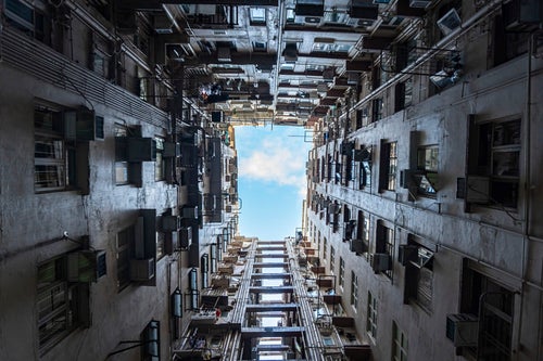 日が当たりにくい香港の雑居ビルの写真