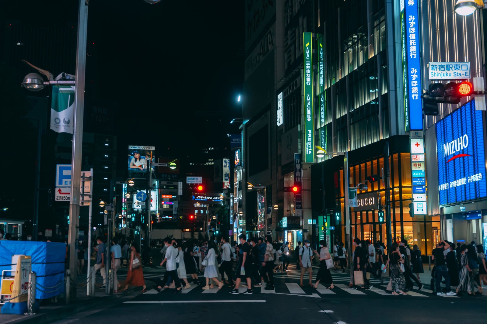 「人であふれる新宿駅東口前の交差点」の写真