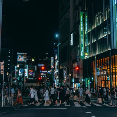 人であふれる新宿駅東口前の交差点の写真