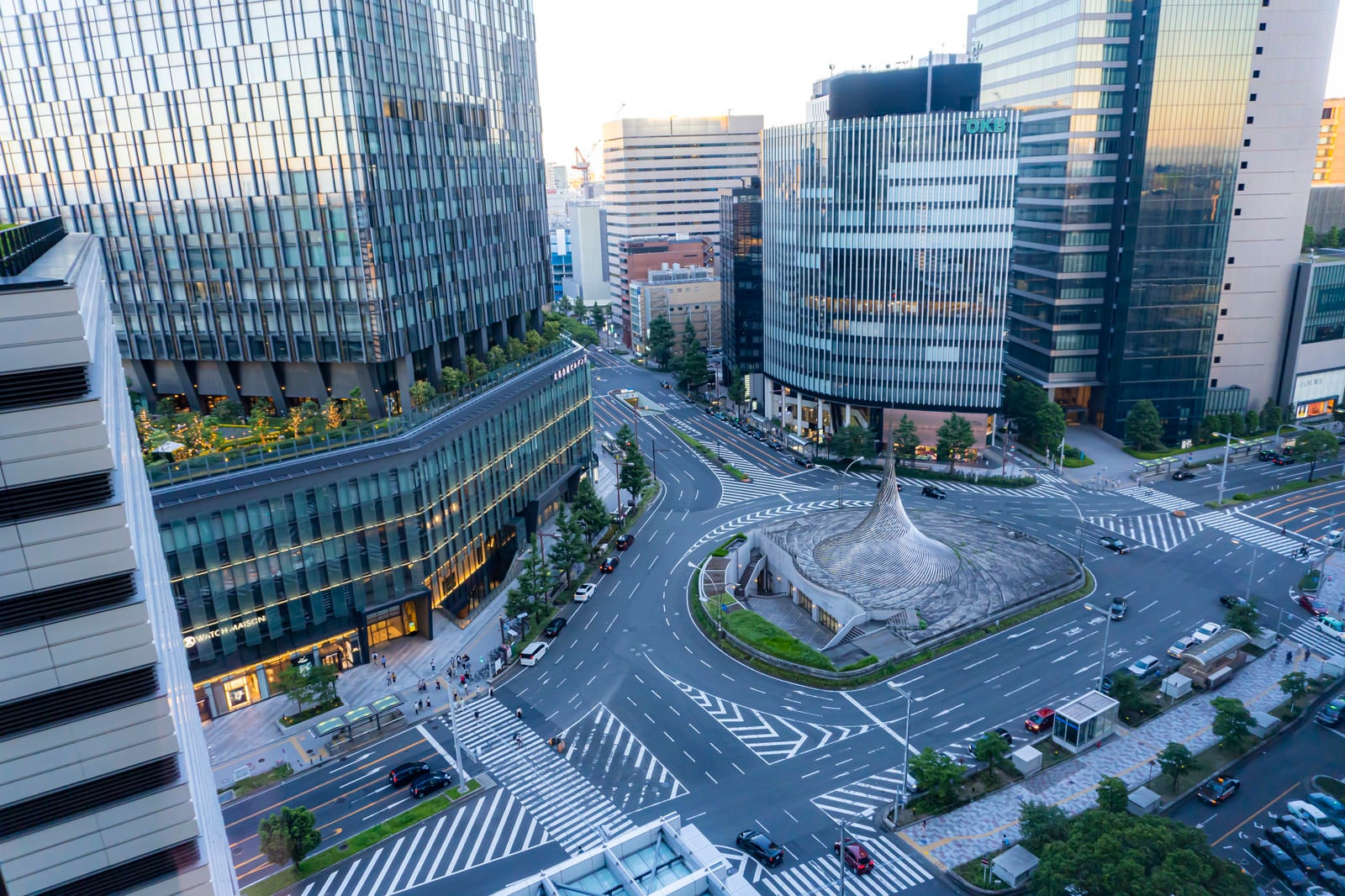 「円錐状のモニュメント「飛翔」が印象的な名古屋駅東側の広場」の写真