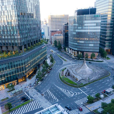 円錐状のモニュメント「飛翔」が印象的な名古屋駅東側の広場の写真