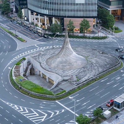名古屋駅前にある円錐状のモニュメント「飛翔」の写真