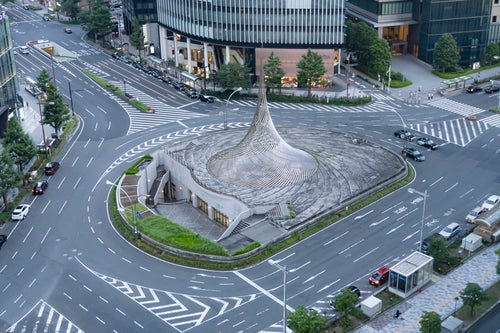 名古屋駅前にある円錐状のモニュメント「飛翔」の写真