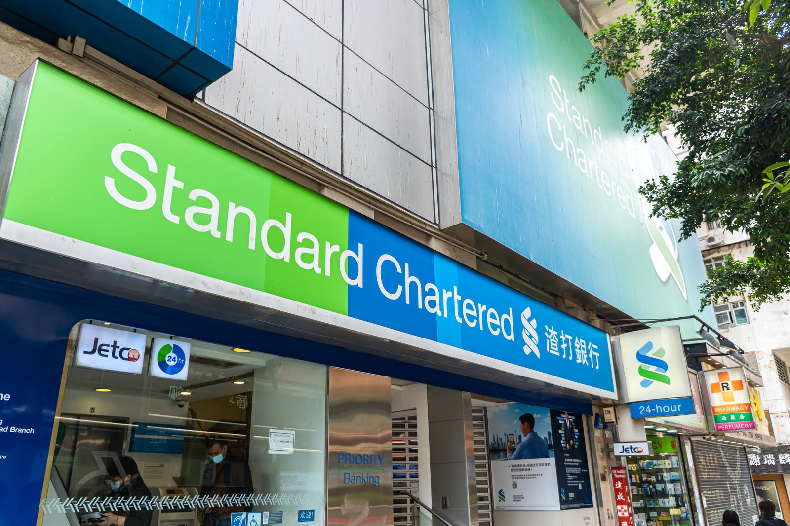 「アジアで幅広く展開するスタンダードチャータード銀行の尖沙咀支店」の写真
