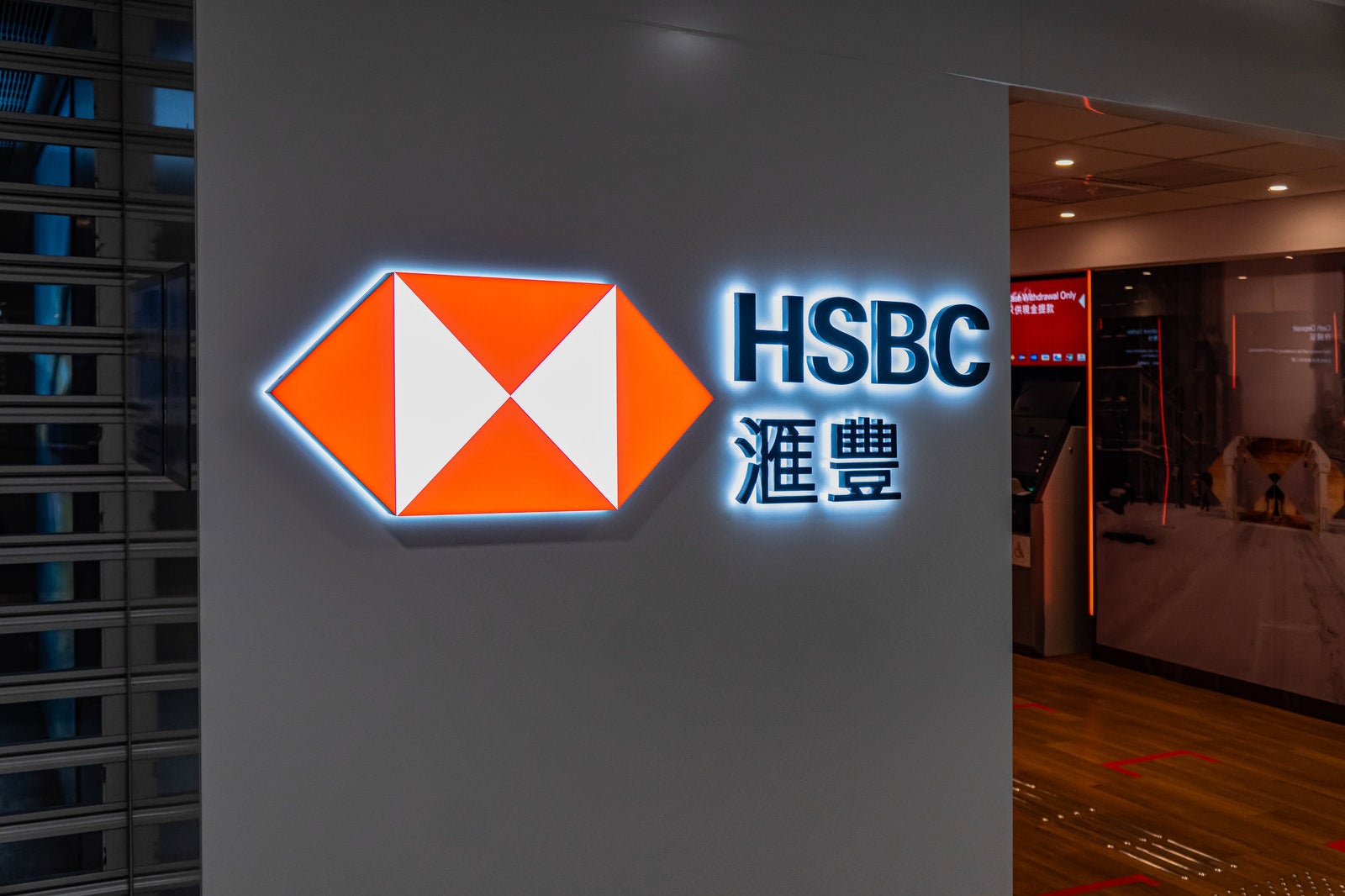 「イギリスに本拠を構えるHSBC（香港上海銀行）のオーシャンセンター支店」の写真