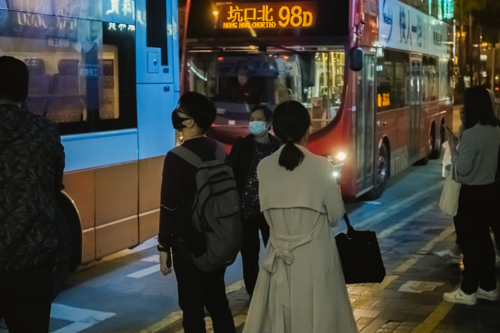 「バスで帰る仕事帰りの香港OL」の写真