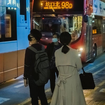 バスで帰る仕事帰りの香港OLの写真