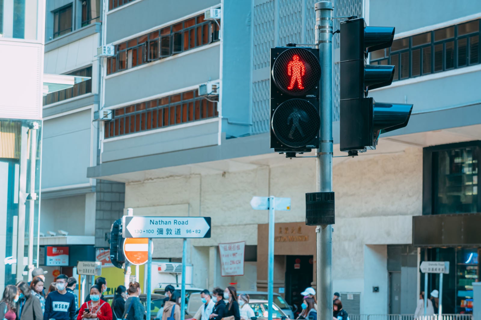 「赤は止まれ感が強い歩行者向けの信号」の写真
