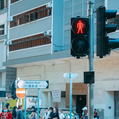 赤は止まれ感が強い歩行者向けの信号の写真