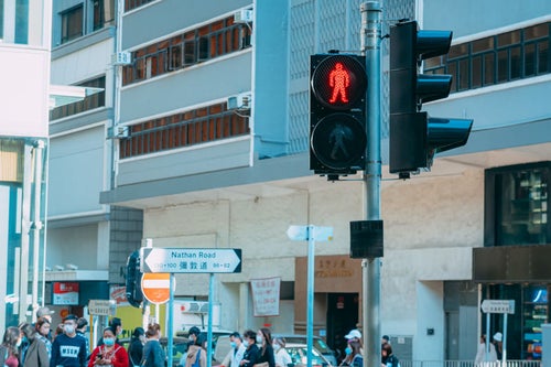 赤は止まれ感が強い歩行者向けの信号の写真