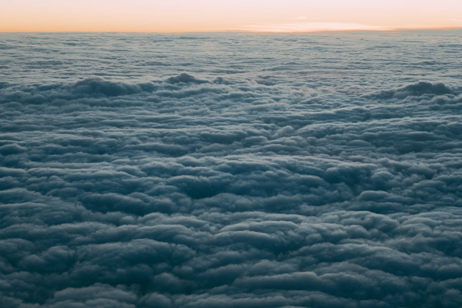 「雲で覆われた空（上空から）」の写真