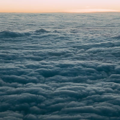 雲で覆われた空（上空から）の写真