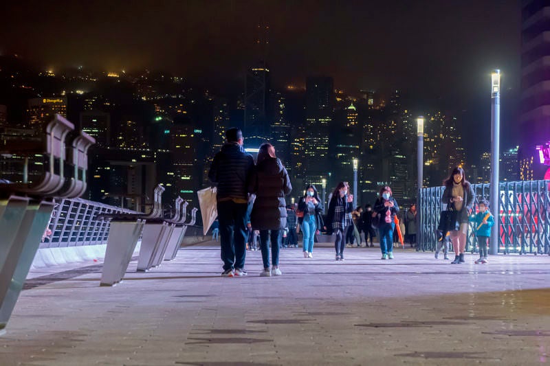 尖沙咀東部海濱公園(チムサーチョイ プロムナード)を歩く香港人達の写真