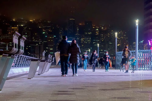 尖沙咀東部海濱公園(チムサーチョイ プロムナード)を歩く香港人達の写真
