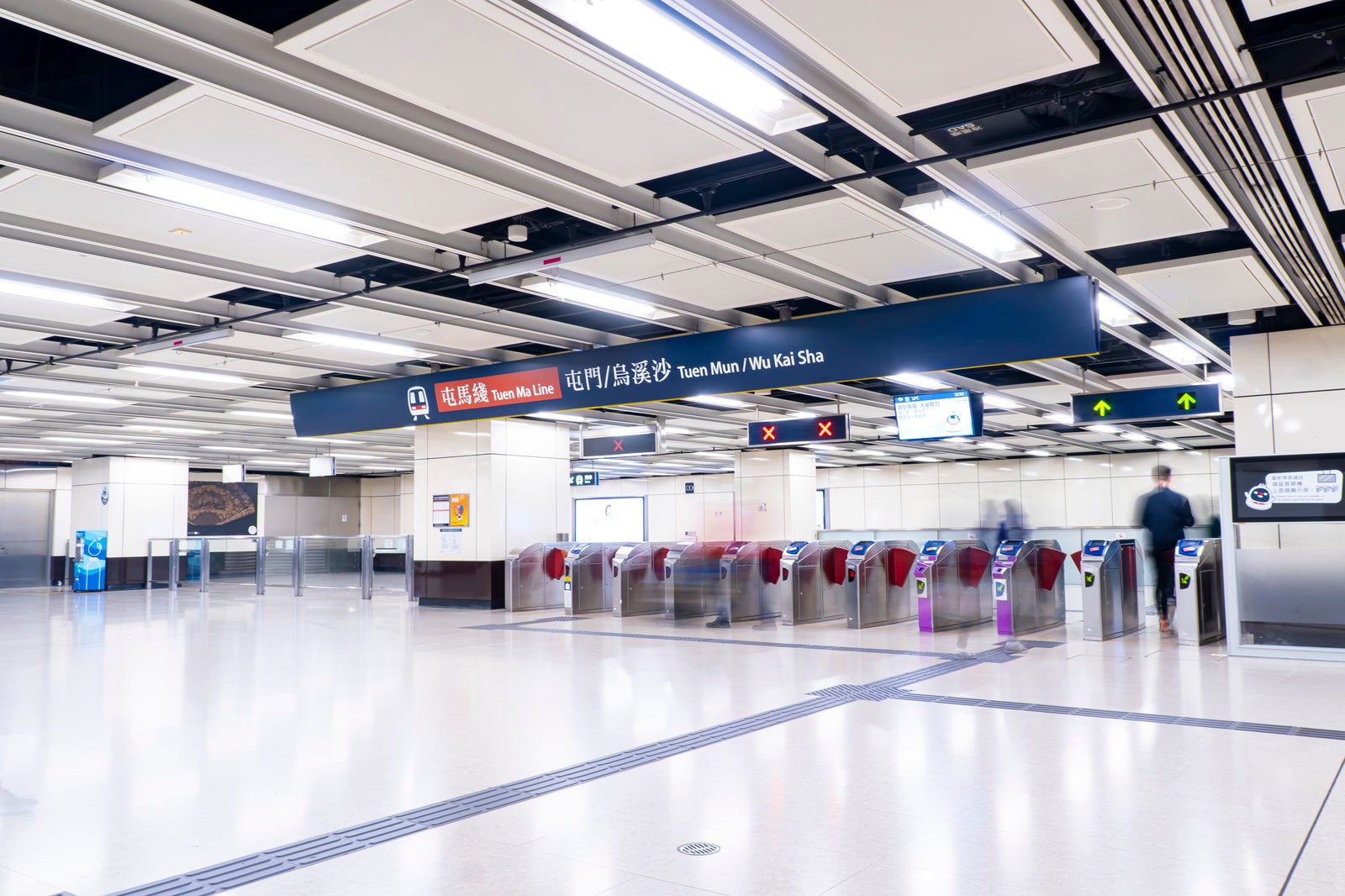 「尖沙咀駅と構内で繋がっている尖東駅の改札」の写真