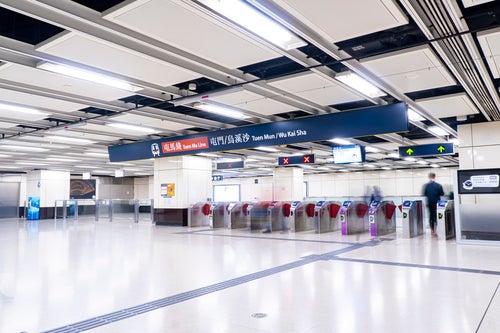 尖沙咀駅と構内で繋がっている尖東駅の改札の写真