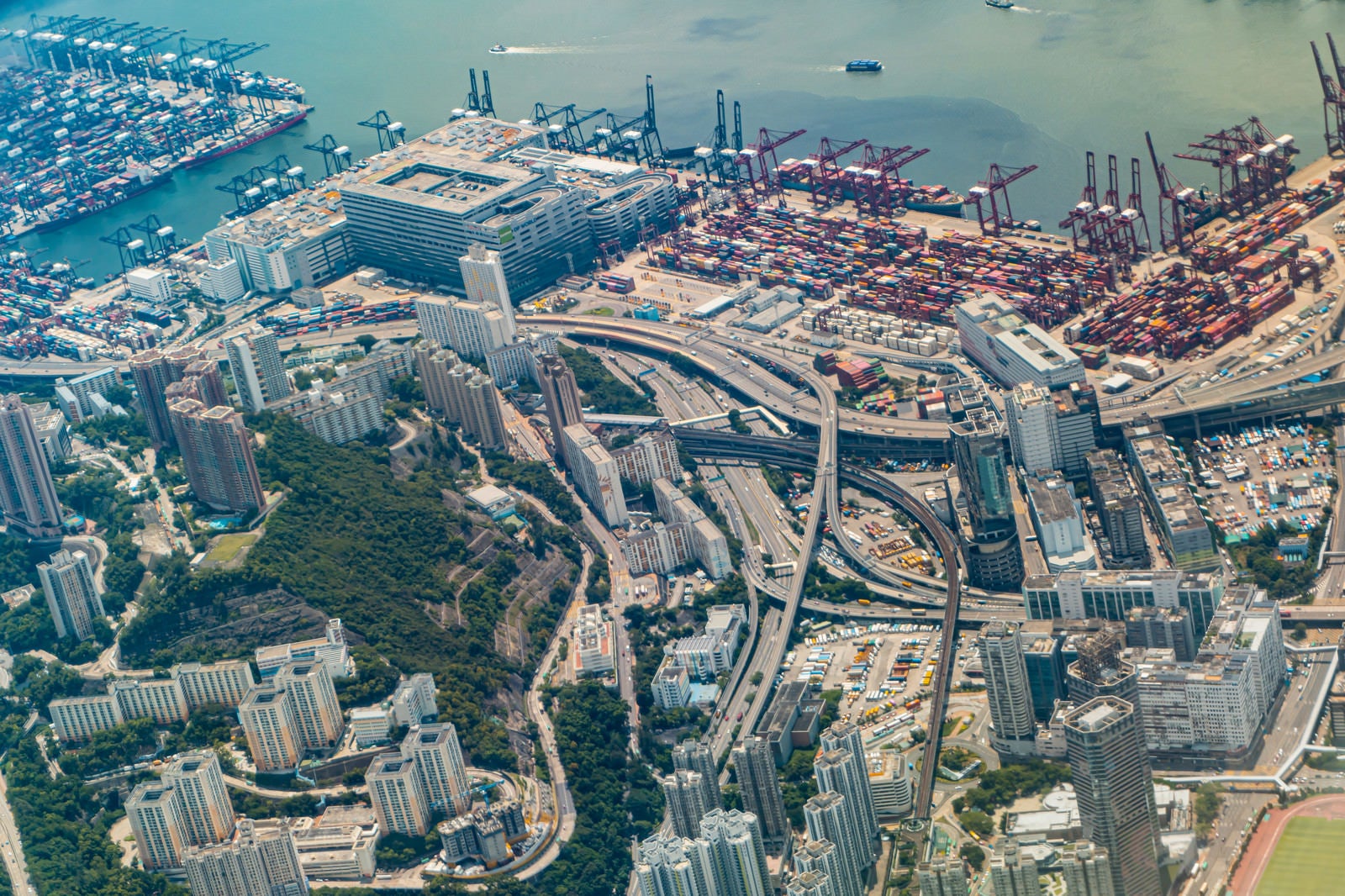 「ビルとコンテナの数が多い香港の港」の写真