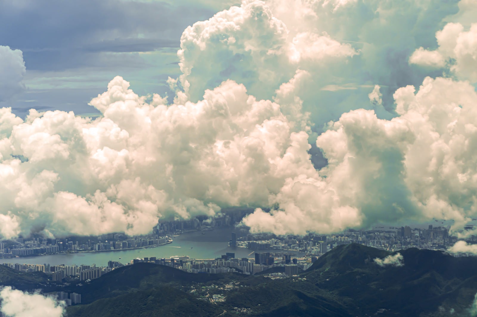 「一雨来そうな香港の上空」の写真