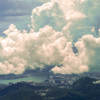 一雨来そうな香港の上空の写真
