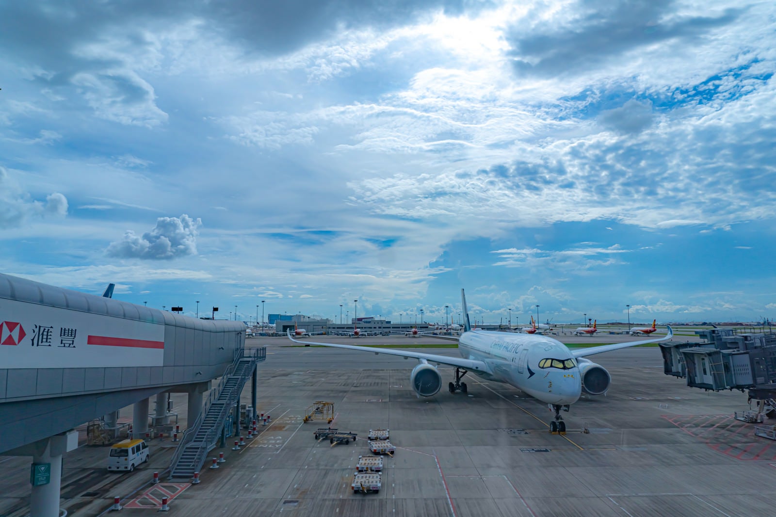 「香港国際空港から見える飛行機と青空」の写真
