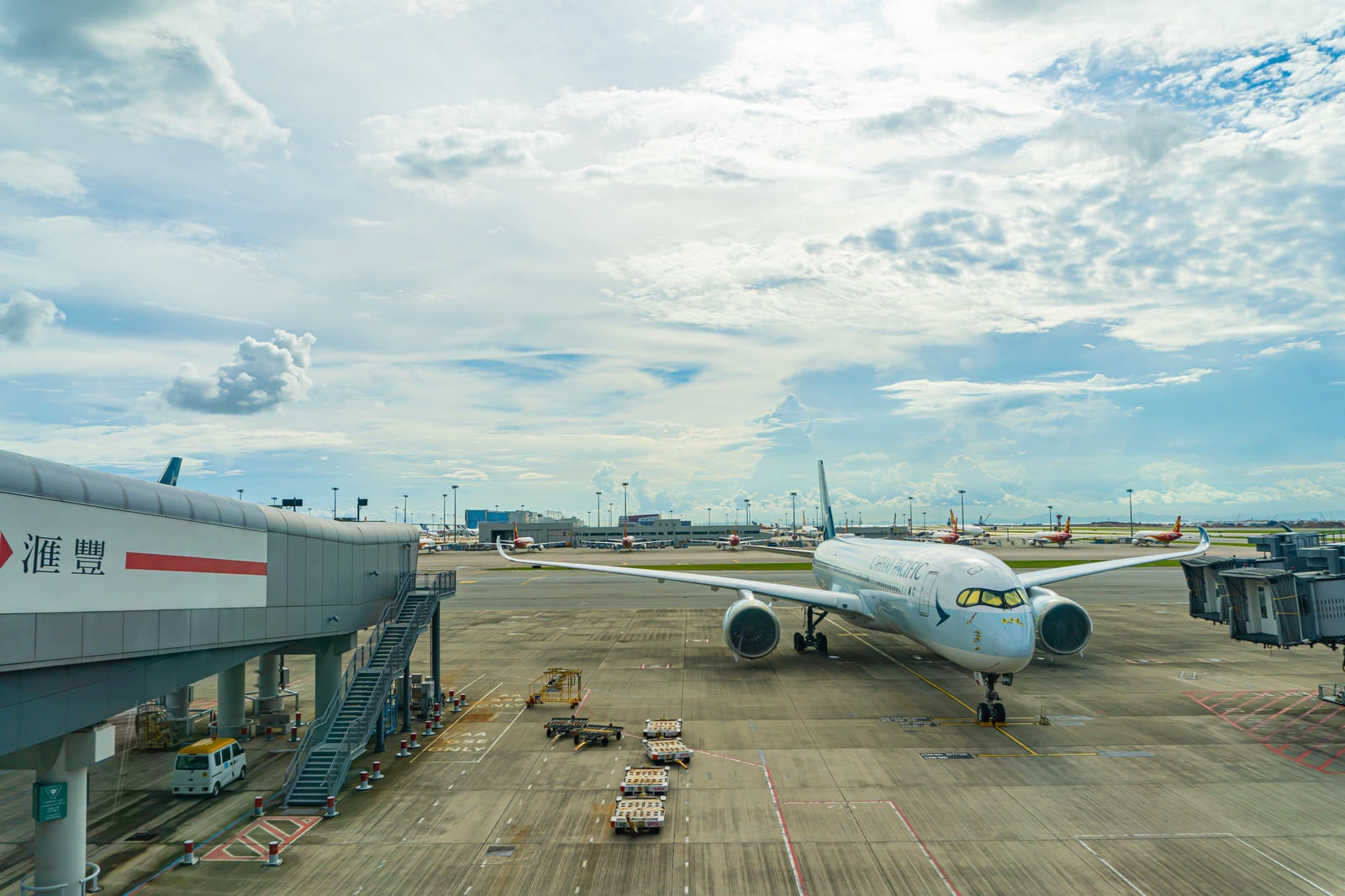 「青空と飛行機（香港国際空港）」の写真