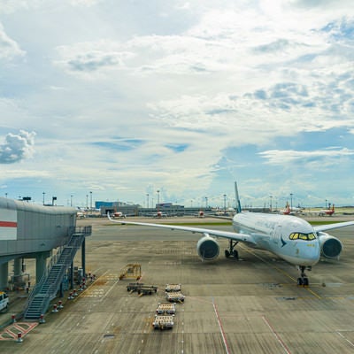 青空と飛行機（香港国際空港）の写真