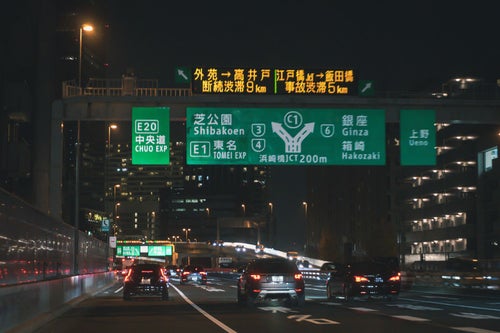 夜間に高速道路を走行するの写真