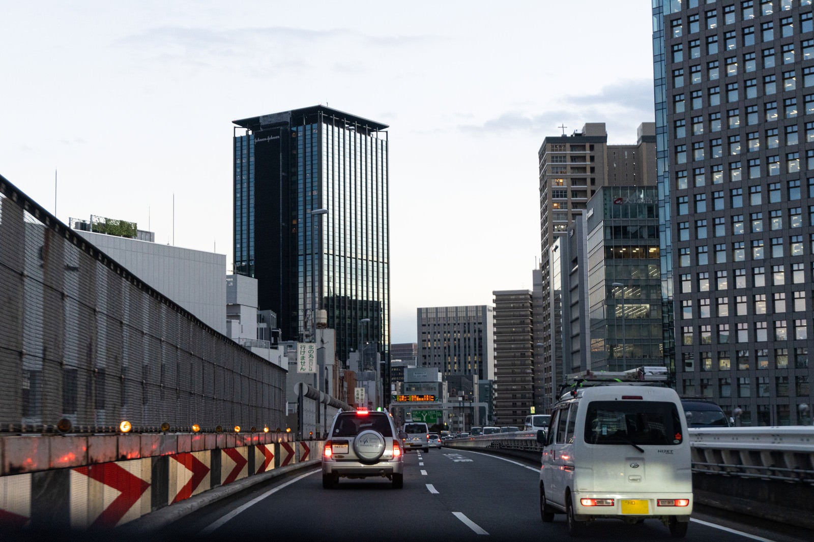 「交通量の多い首都高速」の写真