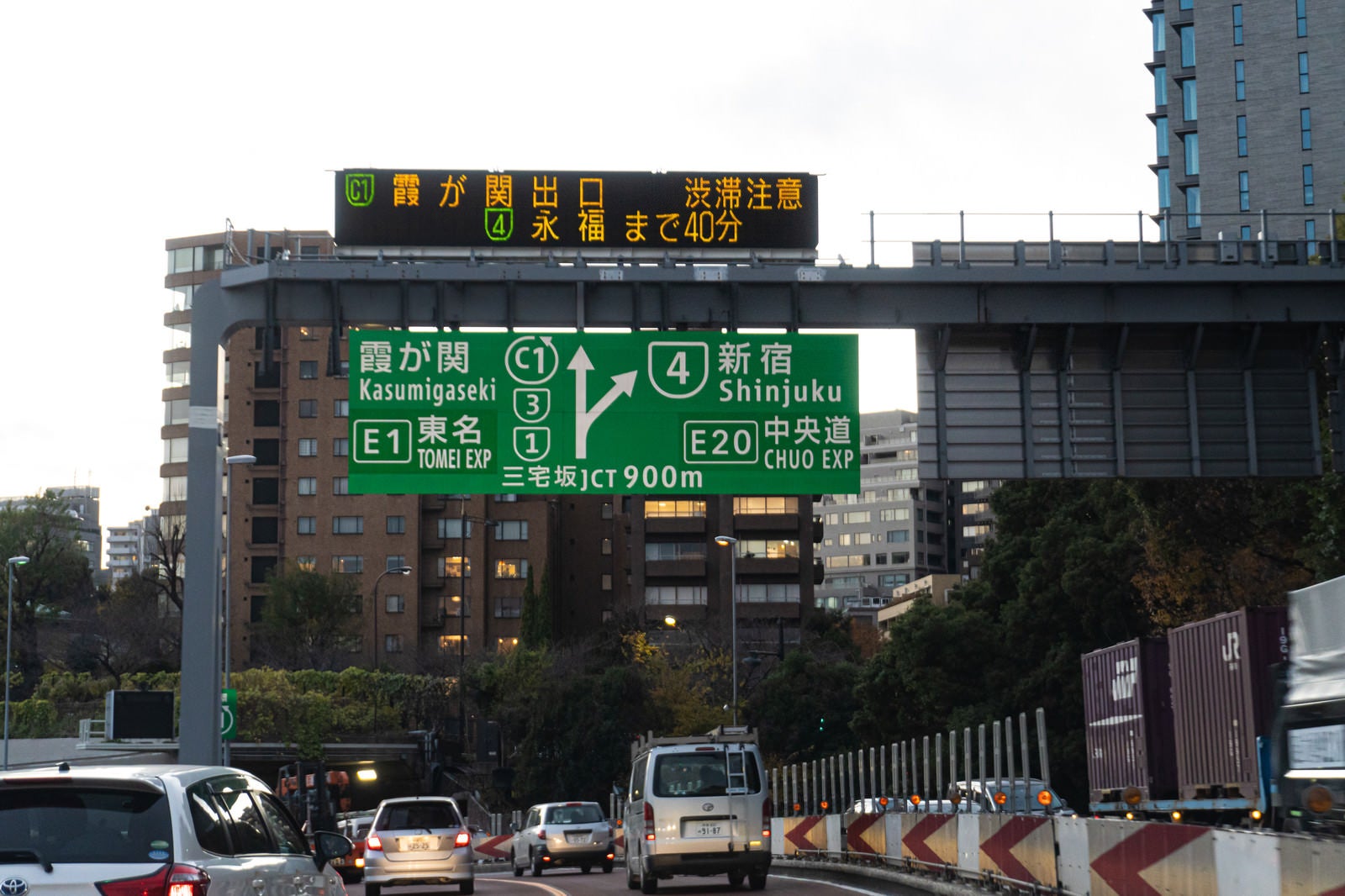 「首都高速道路を走行しながら案内板を見る」の写真