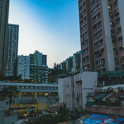 香港の新界南西部にある荃湾の夕暮れの写真