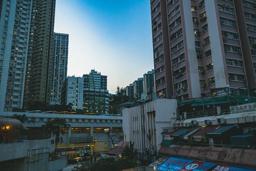 香港の新界南西部にある荃湾の夕暮れの写真