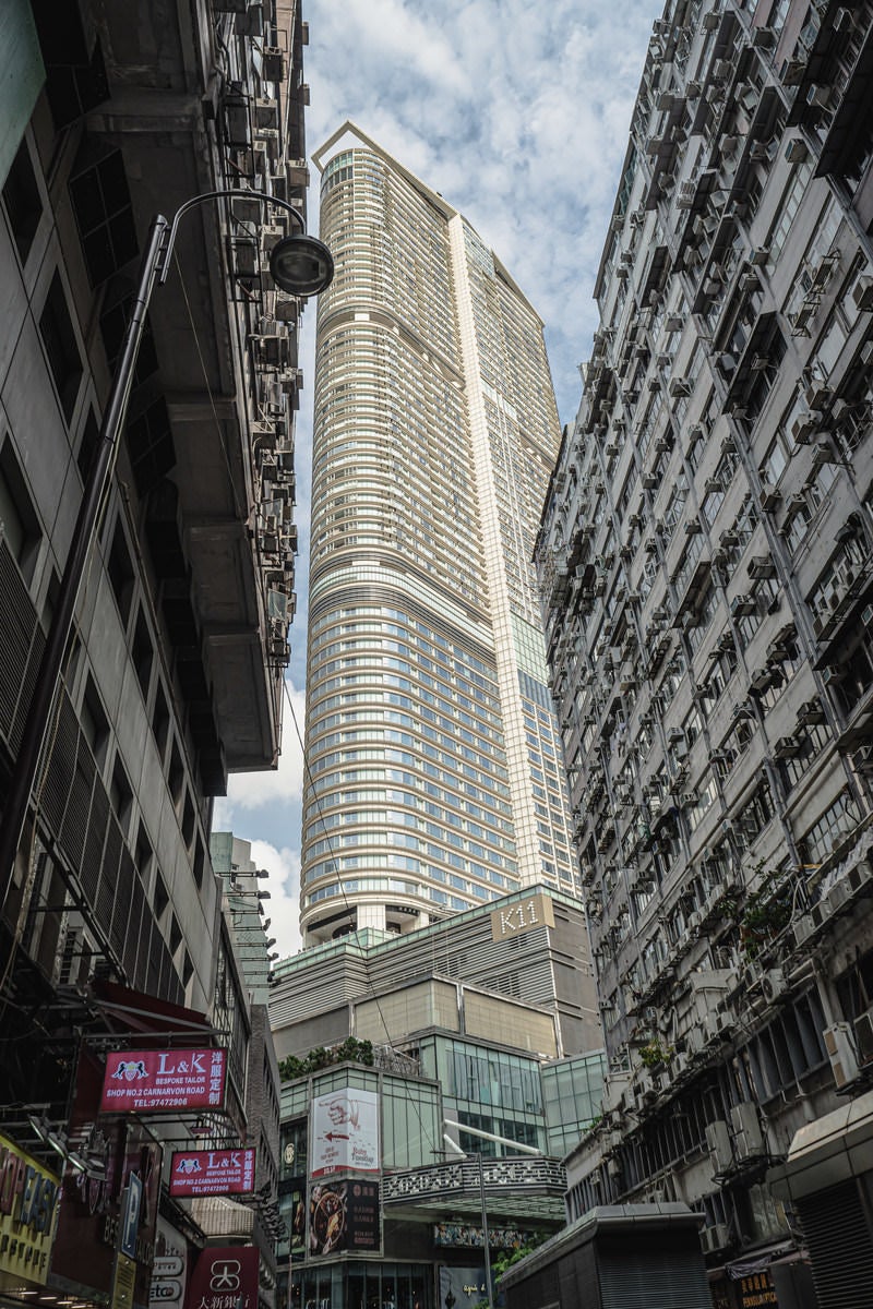 「香港の尖沙咀にある雑居ビルに囲まれたK11アートモール」の写真