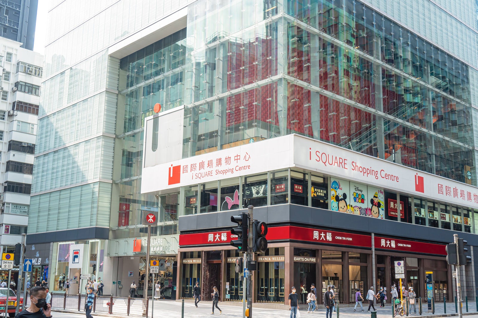 「香港の尖沙咀の中心にある高層ショッピングセンターiSQUARE（アイスクエア）」の写真