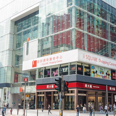 香港の尖沙咀の中心にある高層ショッピングセンターiSQUARE（アイスクエア）の写真