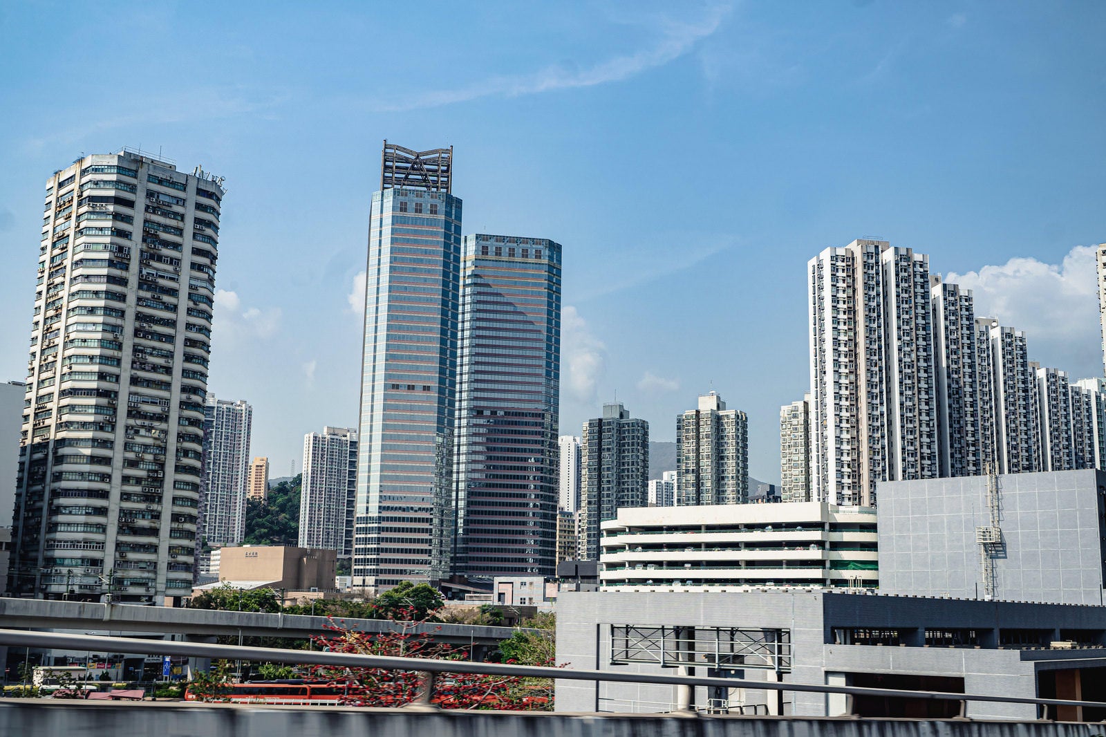 「高速道路から見える香港のオフィスビルと高層マンション」の写真