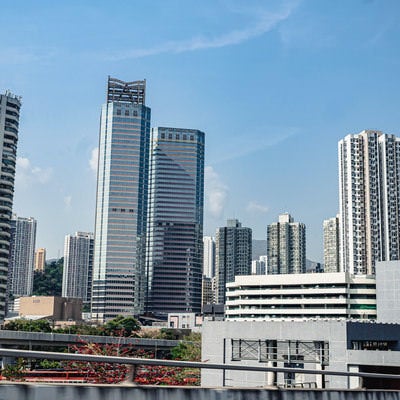 高速道路から見える香港のオフィスビルと高層マンションの写真